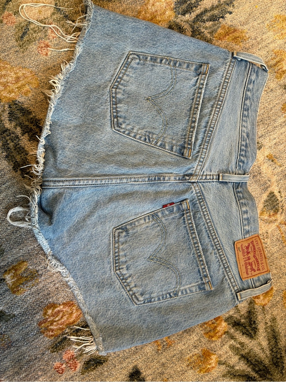 Levi's 501° Original Fit High-Rise
Women's Jean Shorts - Quiet Riot 29 - Picture 5 of 10